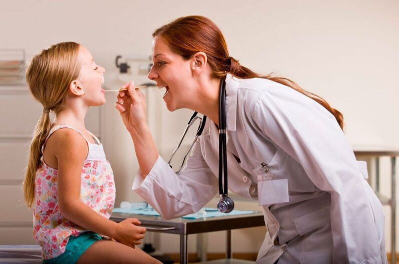 examination of a child with papilloma in the mouth